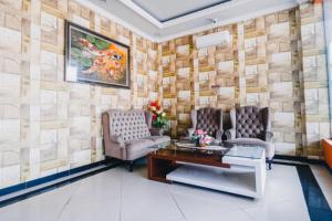 Posezení v ubytování RedDoorz Plus at Grand City Inn Makassar