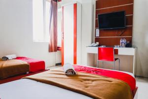 Postel nebo postele na pokoji v ubytování RedDoorz Plus at Grand City Inn Makassar