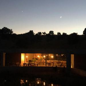 ein Haus mit einer Terrasse in der Nacht in der Unterkunft Dominio Vale Flores in Advagar