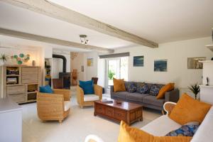 a living room with a couch and chairs at Le Kouloury in Meyronne
