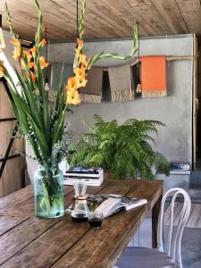 Dominio Vale Flores في Advagar: طاولة خشبية عليها إناء من الزهور