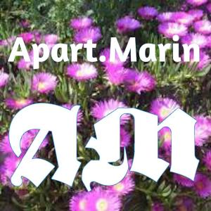 Una señal que dice Abril con flores púrpuras en ApartMarin, en Trogir