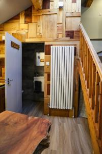 Habitación con radiador blanco y escalera en Wimpenny Place, en Holmfirth