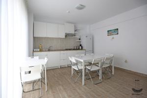 Kuchyň nebo kuchyňský kout v ubytování Regency Villa