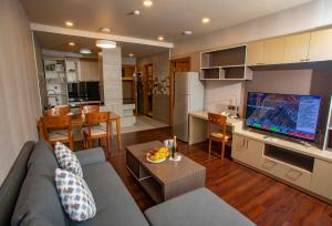 Кухня или мини-кухня в Prestige Residences at Golden Valley by Grand United Hospitality
