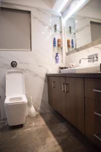 een badkamer met een toilet en een wastafel bij Lavasa Luxury Lakeview Studio in Lavasa