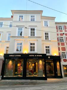 ein Geschäft vor einem weißen Gebäude in der Unterkunft Aiola Living Graz in Graz