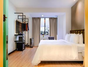 Habitación de hotel con cama y TV en A25 Hotel - 55 Lê Anh Xuân, en Ho Chi Minh