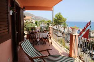 Afbeelding uit fotogalerij van Poseidone Sea Apartment Taormina in Mazzeo