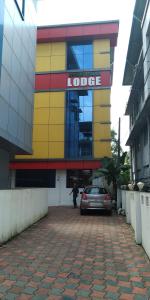 un edificio con un coche aparcado delante de él en UNNIKRISHNA LODGE, en Kochi
