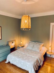 1 dormitorio con 1 cama con 2 mesas y 1 lámpara en Gasp’art, en Colmar