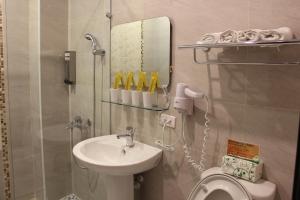 Un baño de 小小鋼琴家民宿&文創旁地點讚市中心