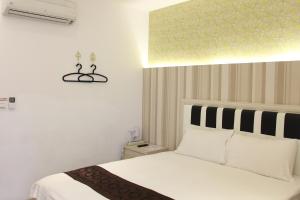 Una cama o camas en una habitación de 小小鋼琴家民宿&文創旁地點讚市中心