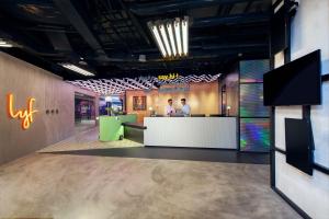 新加坡lyf Funan Singapore的餐厅的大厅,有两个人站在柜台