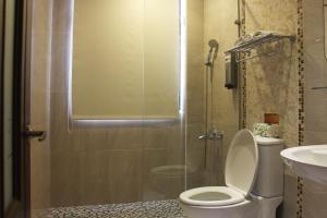 Un baño de 小小鋼琴家民宿&文創旁地點讚市中心