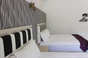 Una cama o camas en una habitación de 小小鋼琴家民宿&文創旁地點讚市中心