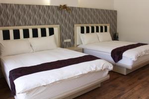 Una cama o camas en una habitación de 小小鋼琴家民宿&文創旁地點讚市中心