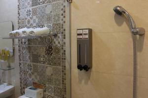 Un baño de 小小鋼琴家民宿&文創旁地點讚市中心