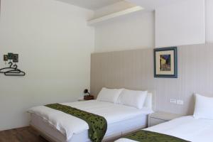 Una cama o camas en una habitación de 小小鋼琴家民宿&文創旁地點讚市中心