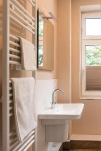 a bathroom with a sink and a mirror at Ferienwohnung am Wall in Soest