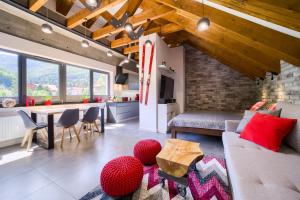 un salon avec un canapé et une table dans l'établissement Złoty Widok Ski & Spa, à Szczyrk