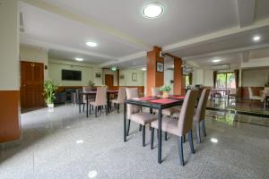 Kuchyň nebo kuchyňský kout v ubytování The Route Sriracha Hotel And Residence