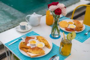 una mesa con dos platos de desayuno. en Glow Inn Siem Reap en Siem Reap