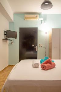 sypialnia z łóżkiem z ręcznikami w obiekcie Cozy Studio near Downtown w Heraklionie