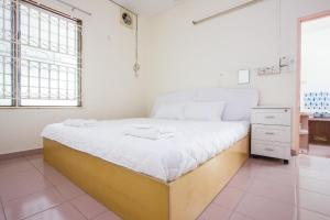 a bedroom with a large bed in a room at Sweet Home With 2 Auto Gates at BM, Penang, M'sia in Bukit Mertajam