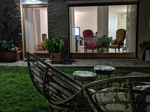 een patio met stoelen en een tafel in het gras bij Residenza Sant'Angelo in Città Sant'Angelo