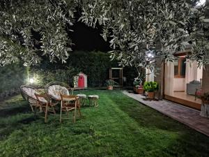 a garden at night with a table and chairs at Residenza Sant'Angelo Appartamento ampio con Giardino vicino al Mare in Citta' Sant'Angelo