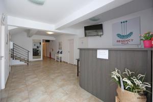 TV a/nebo společenská místnost v ubytování Regency Villa