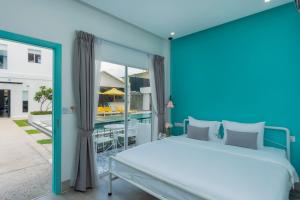 Кровать или кровати в номере Glow Inn Siem Reap