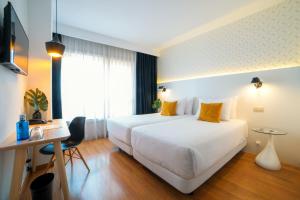 Habitación de hotel con cama grande y escritorio. en Hotel Cetina Murcia en Murcia
