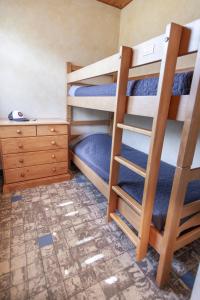 Zimmer mit Etagenbett, 2 Etagenbetten und einem Schreibtisch in der Unterkunft Giffre et Clesson in Samoëns