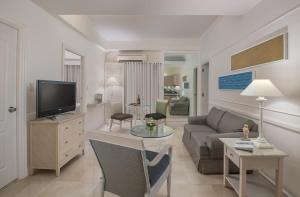 馬尼拉的住宿－維福瑞度假酒店，带沙发和电视的客厅