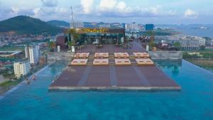 Tầm nhìn ra hồ bơi gần/tại Central Luxury Hạ Long Hotel