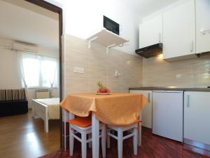 Nhà bếp/bếp nhỏ tại Apartment Liznjan 1969