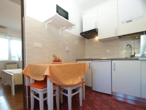 Nhà bếp/bếp nhỏ tại Apartment Liznjan 1969 +7 ảnh