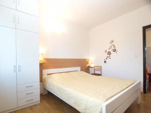 Ένα ή περισσότερα κρεβάτια σε δωμάτιο στο Apartment Liznjan 1969