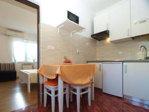 Η κουζίνα ή μικρή κουζίνα στο Apartment Liznjan 1969