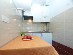 Η κουζίνα ή μικρή κουζίνα στο Apartment Liznjan 1969