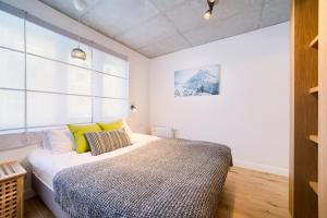 una camera da letto con un letto grande con cuscini gialli di Złoty Widok Ski & Spa a Szczyrk