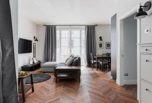 un soggiorno con divano e tavolo di Wide and Bright two bedroom apartment a Milano