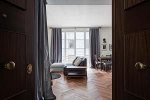 un soggiorno con divano e finestra di Wide and Bright two bedroom apartment a Milano