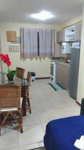 - une cuisine et une salle à manger avec une table et des chaises dans l'établissement Solar Pipa Praia Flats, à Pipa