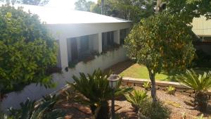 una casa bianca con un giardino di fronte di 93 on Celliers Guesthouse a Louis Trichardt