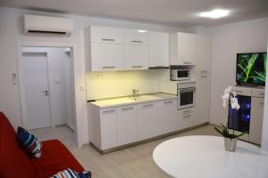 Virtuvė arba virtuvėlė apgyvendinimo įstaigoje Unbeatable Location: New Lux Apartment Varna beach
