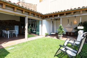 A garden outside RUSTIC & CHIC b&b