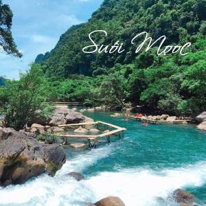 Un río con un barco en el medio. en Lavender Hotel en Ðồng Hới